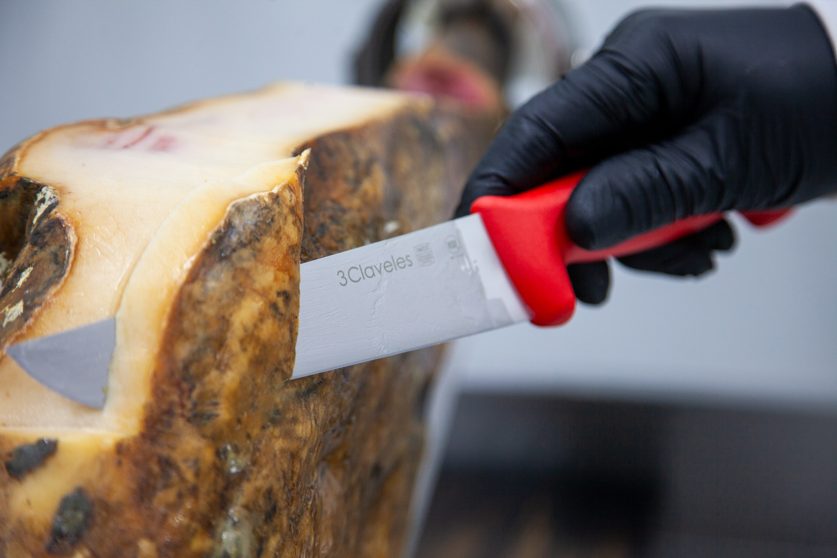 Corte de la pate exterior de pieza de jamon